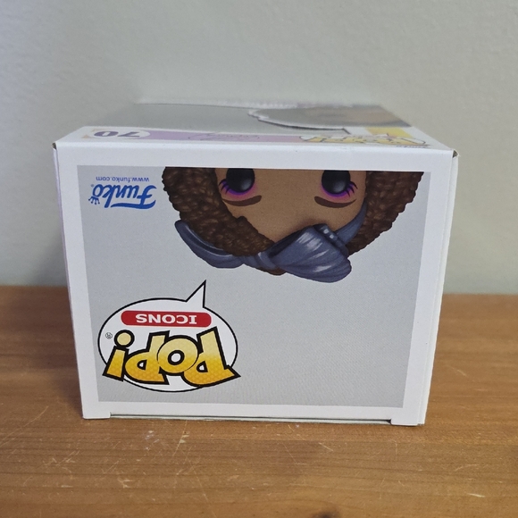 Funko Pop! Icons Whitney Houston with Black and Brown Hair - Picture 5 of 6